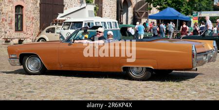 Wolmirstedt, Allemagne. 10th juin 2023. Torsten Parschat participe à sa Deville 1968 de Cadillac à l'Ohre Classic 13th. 110 participants prennent part à la rencontre voiture classique avec leur voiture. Depuis le point de départ du Schlossdomäne Wolmirstedt, les amateurs de voitures classiques traverseront le nord de Saxe-Anhalt cette année. Credit: Peter Gercke/dpa/Alay Live News Banque D'Images