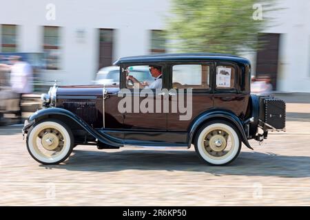 Wolmirstedt, Allemagne. 10th juin 2023. Andreas Poppe participe à l'Ohre Classic 13th avec sa Ford Forder Sedan 1930. 110 participants prennent part à la rencontre voiture classique avec leur voiture. Depuis le point de départ du Schlossdomäne Wolmirstedt, les amateurs de voitures classiques traverseront le nord de Saxe-Anhalt cette année. Credit: Peter Gercke/dpa/Alay Live News Banque D'Images