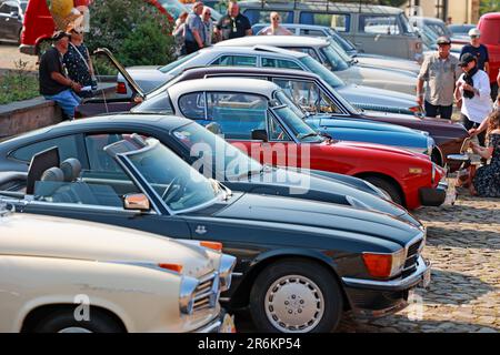 Wolmirstedt, Allemagne. 10th juin 2023. Les fans de voitures classiques ont rassemblé leurs véhicules à l'Ohre Classic 13th. 110 participants prennent part à la rencontre voiture classique avec leur voiture. Depuis le point de départ du domaine du château de Wolmirstedt, les amateurs de voitures classiques traverseront cette année le nord de Saxe-Anhalt. Credit: Peter Gercke/dpa/Alay Live News Banque D'Images