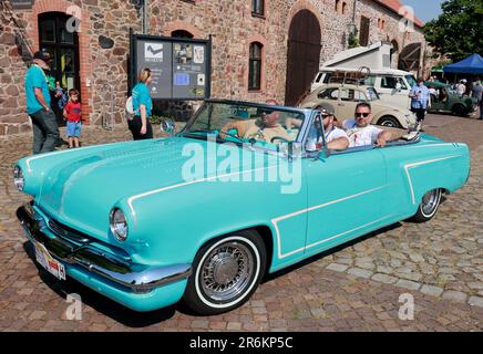 Wolmirstedt, Allemagne. 10th juin 2023. Les fans de voitures classiques participent à l'Ohre Classic 13th. 110 participants prennent part à la rencontre voiture classique avec leur voiture. Depuis le point de départ du domaine du château de Wolmirstedt, les amateurs de voitures classiques traverseront cette année le nord de Saxe-Anhalt. Credit: Peter Gercke/dpa/Alay Live News Banque D'Images