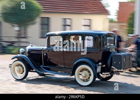 Wolmirstedt, Allemagne. 10th juin 2023. Andreas Poppe participe à l'Ohre Classic 13th avec sa Ford Forder Sedan 1930. 110 participants prennent part à la rencontre voiture classique avec leur voiture. Depuis le point de départ du Schlossdomäne Wolmirstedt, les amateurs de voitures classiques traverseront le nord de Saxe-Anhalt cette année. Credit: Peter Gercke/dpa/Alay Live News Banque D'Images