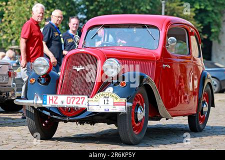 Wolmirstedt, Allemagne. 10th juin 2023. Une Skoda populaire à partir de 1937 en voiture à l'Ohre Classic 13th. 110 participants prennent part à la rencontre voiture classique avec leur voiture. Depuis le point de départ du domaine du château de Wolmirstedt, les amateurs de voitures classiques traverseront cette année le nord de Saxe-Anhalt. Credit: Peter Gercke/dpa/Alay Live News Banque D'Images