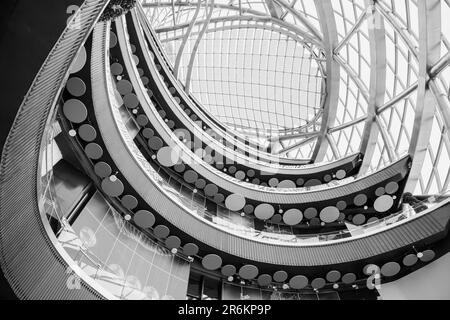 Coupole de verre de la sphère Nur-Alem dans le parc des expositions EXPO 2017. Intérieur futuriste. Toit en verre avec panneaux solaires, étages de sphère moderne ronde Banque D'Images