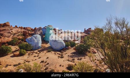 Tafraoute, Maroc - 05 17 2016: Les célèbres rochers colorés peints près de Tafraoute dans les montagnes de l'anti Atlas du Maroc sont un lieu de voyage populaire Banque D'Images