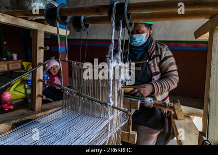 Tissage traditionnel dans le village de Tsarang, Royaume de Mustang, Népal, Asie Banque D'Images