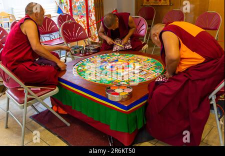 Wimborne, Dorset, Royaume-Uni. 10th juin 2023. Les Monks bouddhistes tibétains Tashi Lhunpo créent un mandala de sable, le mandala du Bouddha Amitabha, signifiant la vie infinie et sans limites, au Wimborne Folk Festival. Le mandala de sable est composé de millions de grains de sable coloré placés minutieusement à l'aide d'entonnoirs métalliques creux dans une conception complexe. Ensuite, il est démantelé, le sable a balayé et offert à la terre ou dans l'eau courante comme un symbole puissant de la nature transitoire de la vie. Crédit : Carolyn Jenkins/Alay Live News Banque D'Images