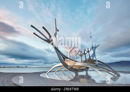 Une vue en soirée de la sculpture Suncraft, sur le front de mer à Reykjavik, capitale de l'Islande, régions polaires Banque D'Images