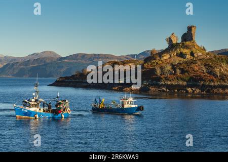 Château Moil surplombant le port de Kyleakin, l'île de Skye, Hébrides intérieures, Écosse, Royaume-Uni, Europe Banque D'Images