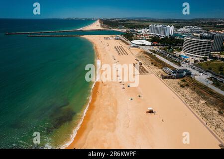 Vue aérienne par drone de Praia de Vilamoura à Vilamoura, à l'ouest, Algarve, Portugal, Europe Banque D'Images