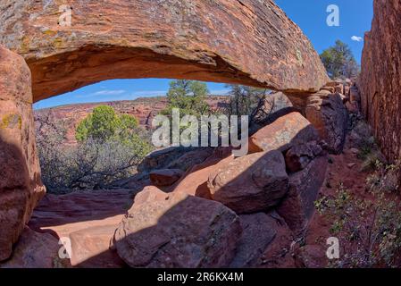 Une arche naturelle cachée près de Sliding House donne sur le plateau sud de Canyon de Chelly, Arizona, États-Unis d'Amérique, Amérique du Nord Banque D'Images