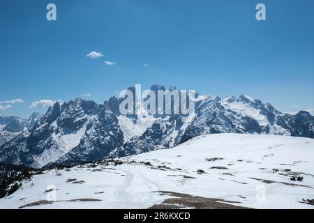 Monte Cristallo montagne couverte de neige immaculée, Dolomites, Belluno, Vénétie, Italie, Europe Banque D'Images