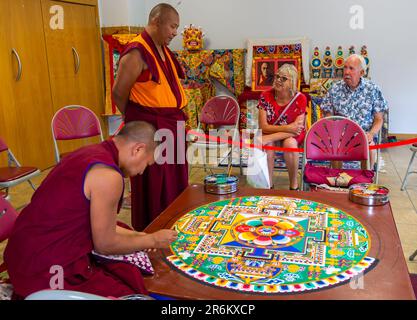 Wimborne, Dorset, Royaume-Uni. 10th juin 2023. Les Monks bouddhistes tibétains Tashi Lhunpo créent un mandala de sable, le mandala du Bouddha Amitabha, signifiant la vie infinie et sans limites, au Wimborne Folk Festival. Le mandala de sable est composé de millions de grains de sable coloré placés minutieusement à l'aide d'entonnoirs métalliques creux dans une conception complexe. Ensuite, il est démantelé, le sable a balayé et offert à la terre ou dans l'eau courante comme un symbole puissant de la nature transitoire de la vie. Crédit : Carolyn Jenkins/Alay Live News Banque D'Images