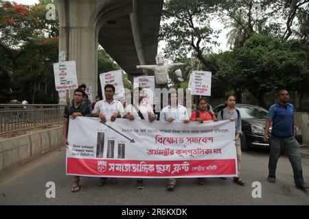 8jun2023 Dhaka Bangladesh, le comité central du front de Chhatra de Samajtantrik a organisé une marche de protestation exigeant une réduction de l'allocation dans l'educati Banque D'Images