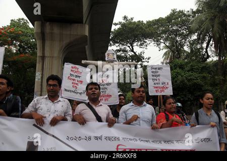 8jun2023 Dhaka Bangladesh, le Comité central du Front de Chhatra de Samajtantrik a brûlé le Ministre des finances, le Koushpuolika, pour demander l'allocation Banque D'Images