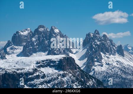 Mont Cristallo recouvert de neige par une journée ensoleillée, Cortina d'Ampezzo, Dolomites, Belluno, Italie, Europe Banque D'Images