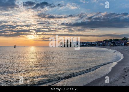 Ijsselmeer à Urk, pays-Bas au coucher du soleil Banque D'Images