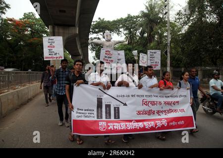 8jun2023 Dhaka Bangladesh, le comité central du front de Chhatra de Samajtantrik a organisé une marche de protestation exigeant une réduction de l'allocation dans l'educati Banque D'Images