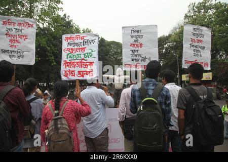 8jun2023 Dhaka Bangladesh, le comité central du front de Chhatra de Samajtantrik a organisé une marche de protestation exigeant une réduction de l'allocation dans l'educati Banque D'Images