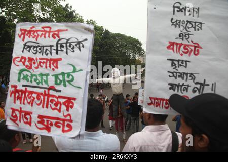 8jun2023 Dhaka Bangladesh, le comité central du front de Chhatra de Samajtantrik a organisé une marche de protestation exigeant une réduction de l'allocation dans l'educati Banque D'Images