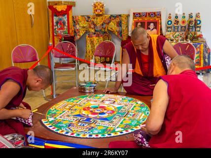 Wimborne, Dorset, Royaume-Uni. 10th juin 2023. Les Monks bouddhistes tibétains Tashi Lhunpo créent un mandala de sable, le mandala du Bouddha Amitabha, signifiant la vie infinie et sans limites, au Wimborne Folk Festival. Le mandala de sable est composé de millions de grains de sable coloré placés minutieusement à l'aide d'entonnoirs métalliques creux dans une conception complexe. Ensuite, il est démantelé, le sable a balayé et offert à la terre ou dans l'eau courante comme un symbole puissant de la nature transitoire de la vie. Crédit : Carolyn Jenkins/Alay Live News Banque D'Images