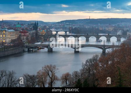 Ponts au-dessus de la Vltava contre le ciel vu depuis le parc de Letna au crépuscule, Prague, Bohême, République Tchèque (Tchéquie), Europe Banque D'Images