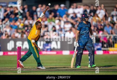 Samit Patel de Notts Outlaws bowling dans le match de Vitality Blast T20 regardé par Haider Ali de Derbyshire Banque D'Images