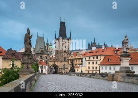 Tour du pont Mala Strana au pont Charles, site classé au patrimoine mondial de l'UNESCO, Prague, Bohême, République tchèque (Tchéquie), Europe Banque D'Images