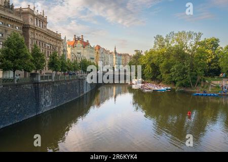 Théâtre national et bâtiments Art Nouveau le long de la Vltava et bateaux sur l'île Slovansky, Prague, République Tchèque (Tchéquie), Europe Banque D'Images