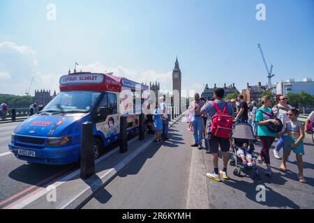 Londres, Royaume-Uni. 10 juin 2023 . Des gens qui font la queue devant une fourgonnette de glace garée sur le pont de Westminster lors d'une journée chaude à Londres . L'agence britannique de sécurité sanitaire et le bureau met ont publié la première alerte de chaleur sanitaire de l'année dans six régions d'Angleterre, Inclure Londres comme les températures devraient atteindre 30C (86F) au cours du week-end en raison de l'arrivée d'un “panache ibérique” qui apportera l'air chaud de l'Espagne crédit: amer ghazzal / Alay Live News Banque D'Images