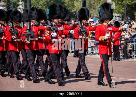 The Mall, Londres, Royaume-Uni. 10th juin 2023. 'La revue du colonel'. Irish Guards, foot Guards dans la Division des ménages. Trooping la couleur révisée par le colonel du régiment, la revue du colonel est la deuxième répétition de la parade de Trooping la couleur qui aura lieu le 17th juin 2023. Photo par Amanda Rose/Alamy Live News Banque D'Images