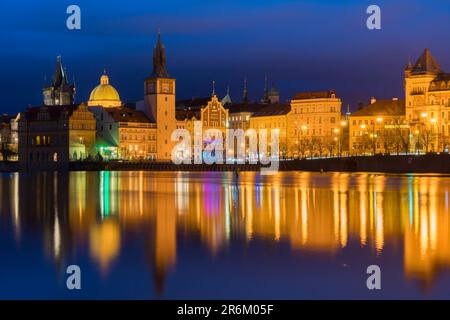 Réflexion du musée Bedrich Smetana et de la vieille ville Waterworks à Smetanovo nabrezi la nuit, Prague, Bohême, République Tchèque (Tchéquie), Europe Banque D'Images