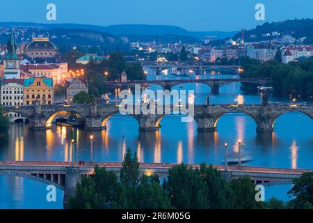 Ponts au-dessus de la Vltava contre le ciel vu depuis le parc de Letna au crépuscule, Prague, Bohême, République Tchèque (Tchéquie), Europe Banque D'Images