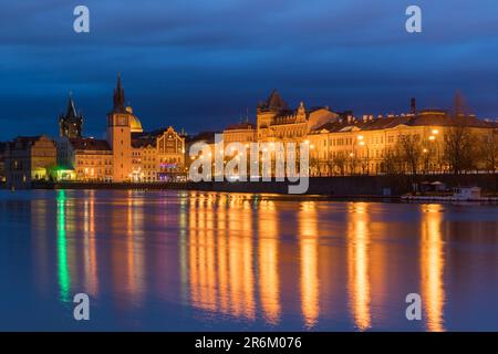 Réflexion du musée Bedrich Smetana et de la vieille ville Waterworks à Smetanovo nabrezi la nuit, Prague, Bohême, République Tchèque (Tchéquie), Europe Banque D'Images