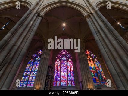 Vue à angle bas des vitraux de St. Cathédrale de Vitus, site classé au patrimoine mondial de l'UNESCO, Prague, Bohême, République Tchèque (Tchéquie), Europe Banque D'Images