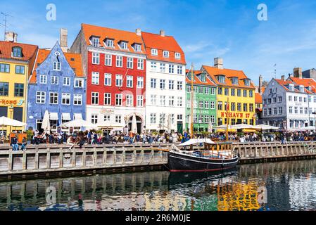 Port de Nyhavn avec des maisons colorées reflétées dans le canal des eaux, le jour, Copenhague, Danemark, Scandinavie, Europe Banque D'Images