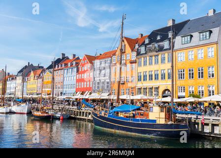 Maisons colorées et bateaux en bois dans le port de Nyhavn, Copenhague, Danemark, Scandinavie, Europe Banque D'Images