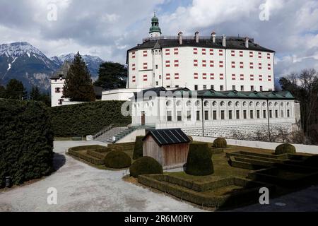 Schloss Ambras, château et palais de la Renaissance situé dans les collines au-dessus d'Innsbruck, en Autriche, en Europe Banque D'Images