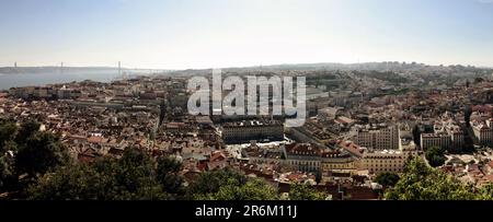 Une vue panoramique sur la ville de Split, Croatie, avec plusieurs bâtiments et structures visibles dans la ligne d'horizon Banque D'Images