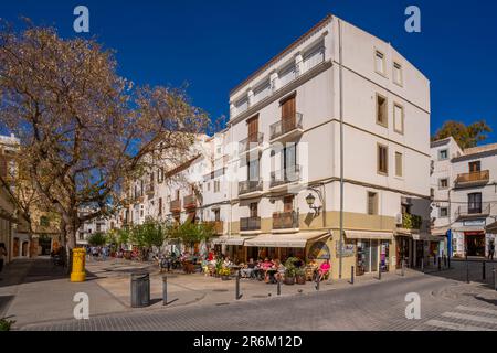 Vue sur les restaurants et cafés de Dalt Vila, site classé au patrimoine mondial de l'UNESCO, ville d'Ibiza, Eivissa, Iles Baléares, Espagne, Méditerranée, Europe Banque D'Images