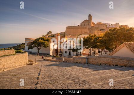 Vue sur Dalt Vila et la cathédrale, site classé au patrimoine mondial de l'UNESCO, ville d'Ibiza, Eivissa, Iles Baléares, Espagne, Méditerranée, Europe Banque D'Images