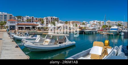 Vue sur les bateaux et restaurants à Marina Santa Eulalia, Santa Eularia des Riu, Ibiza, Iles Baléares, Espagne, Méditerranée, Europe Banque D'Images