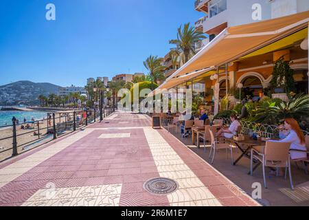 Vue sur la promenade et le café, Santa Eularia des Riu, Ibiza, Iles Baléares, Espagne, Méditerranée, Europe Banque D'Images