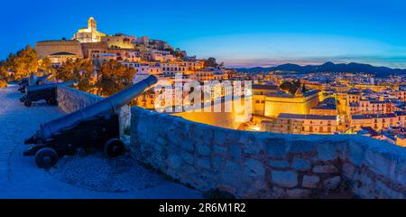 Vue sur Bastion, canons, remparts, cathédrale et la vieille ville de Dalt Vila au crépuscule, site classé au patrimoine mondial de l'UNESCO, ville d'Ibiza Banque D'Images