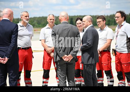 Nuremberg, Allemagne. 10th juin 2023. Le chancelier allemand OLAF Scholz (3rd de droite, SPD) s'entretient avec l'équipe de la DRF Luftrettung à l'aéroport Albrecht Dürer de Nuremberg. Credit: PIA Bayer/dpa/Alay Live News Banque D'Images