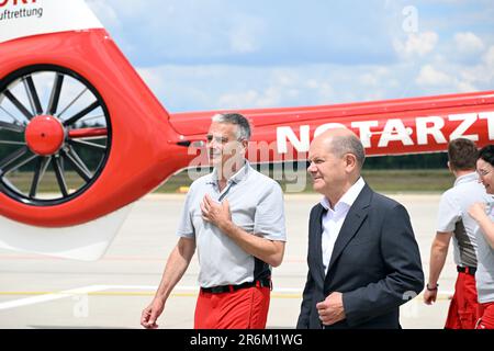 Nuremberg, Allemagne. 10th juin 2023. Le chancelier allemand OLAF Scholz (r, SPD) visite le CRF Luftrettung à l'aéroport Albrecht Dürer de Nuremberg. Credit: PIA Bayer/dpa/Alay Live News Banque D'Images