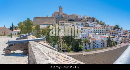 Vue sur les canons, Dalt Vila et la cathédrale, site classé au patrimoine mondial de l'UNESCO, ville d'Ibiza, Eivissa, Iles Baléares, Espagne, Méditerranée, Europe Banque D'Images