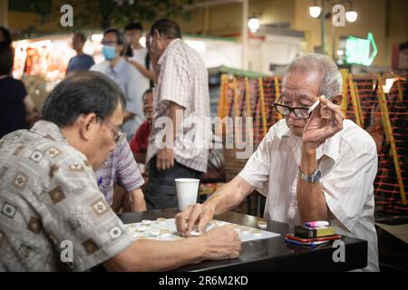 Hommes jouant aux dames, Chinatown, Singapour, Asie du Sud-est, Asie Banque D'Images