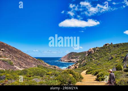 La voie côtière entre Lucky Bay et Thistle Cove, dans le parc national du Cap-le-Grand, en Australie occidentale, traverse des roches granitiques et des légumes côtiers bas Banque D'Images