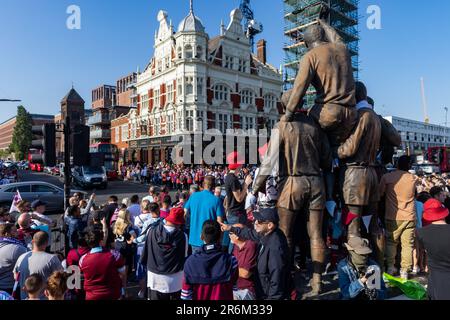 Londres, Royaume-Uni. 8th juin 2023. Les supporters de West Ham United Line Barking Road le long de la sculpture des champions et à proximité de l'ancien stade Boleyn Ground du club à Upton Park avant un défilé de victoire de l'UEFA Europa Conference League. West Ham a battu l'ACF Fiorentina lors de la finale de la Ligue de la Conférence Europa de l'UEFA le 7 juin, remportant leur premier trophée majeur depuis 1980. Crédit : Mark Kerrison/Alamy Live News Banque D'Images