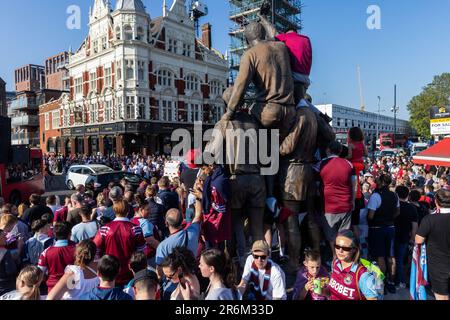 Londres, Royaume-Uni. 8th juin 2023. Les supporters de West Ham United Line Barking Road le long de la sculpture des champions et à proximité de l'ancien stade Boleyn Ground du club à Upton Park avant un défilé de victoire de l'UEFA Europa Conference League. West Ham a battu l'ACF Fiorentina lors de la finale de la Ligue de la Conférence Europa de l'UEFA le 7 juin, remportant leur premier trophée majeur depuis 1980. Crédit : Mark Kerrison/Alamy Live News Banque D'Images